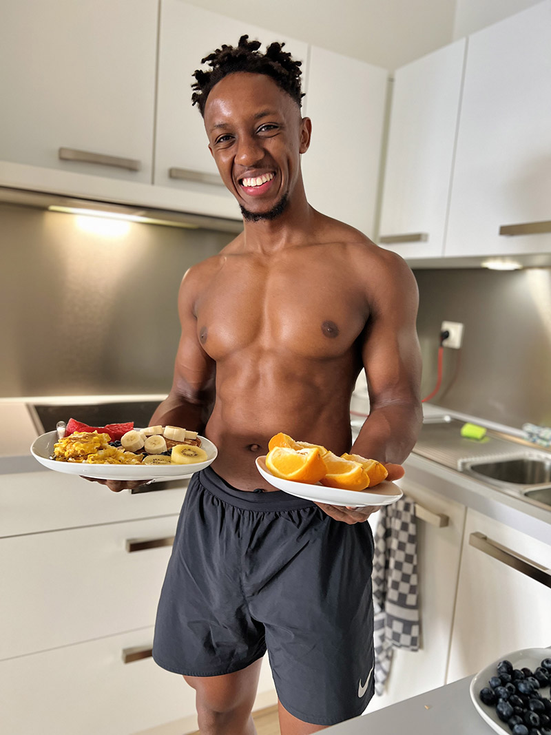 William avec des fruits